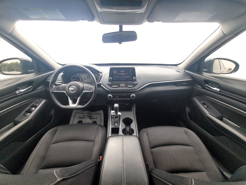 Nissan Altima Vehicle Full-screen Gallery Image 14