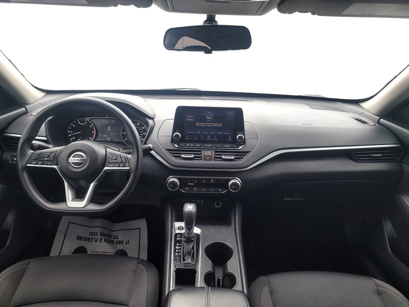 Nissan Altima Vehicle Full-screen Gallery Image 15