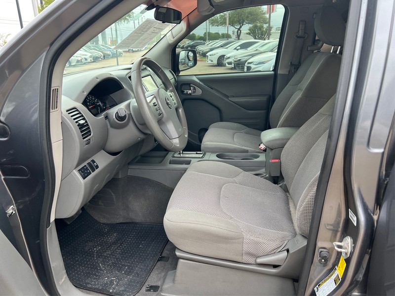 Nissan Frontier Vehicle Full-screen Gallery Image 8