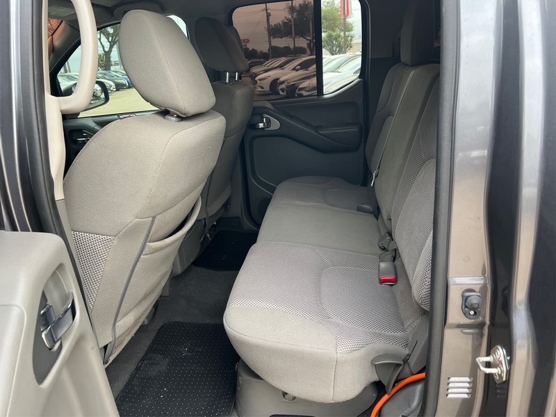 Nissan Frontier Vehicle Full-screen Gallery Image 9