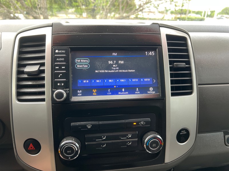 Nissan Frontier Vehicle Full-screen Gallery Image 10