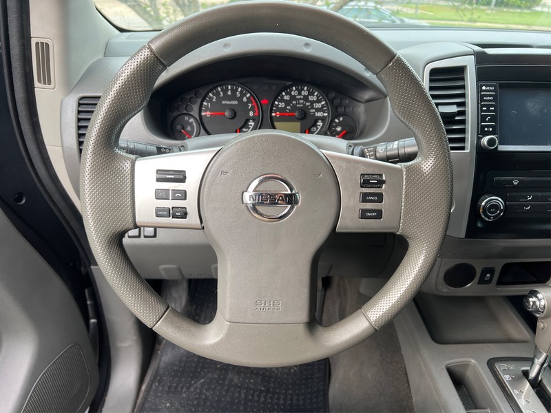 Nissan Frontier Vehicle Full-screen Gallery Image 12