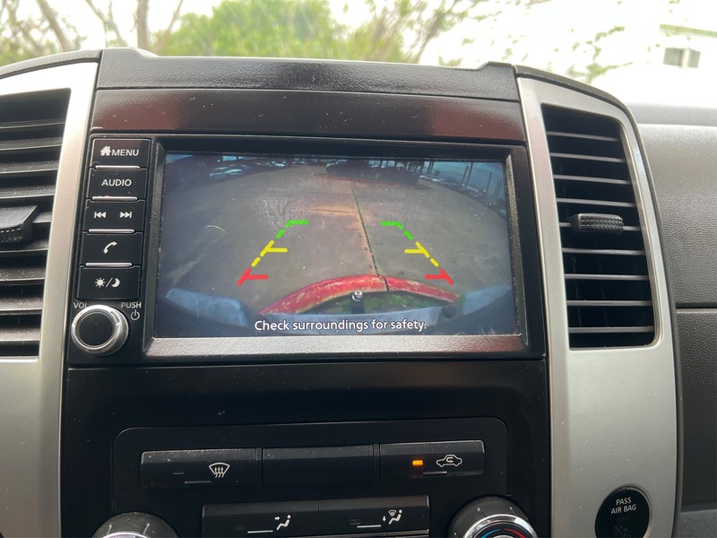 Nissan Frontier Vehicle Full-screen Gallery Image 15