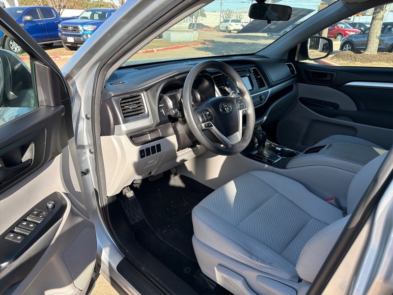 Toyota Highlander Vehicle Full-screen Gallery Image 09