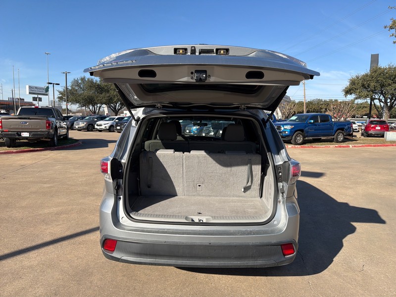 Toyota Highlander Vehicle Full-screen Gallery Image 11