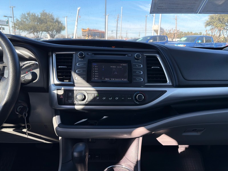 Toyota Highlander Vehicle Full-screen Gallery Image 12