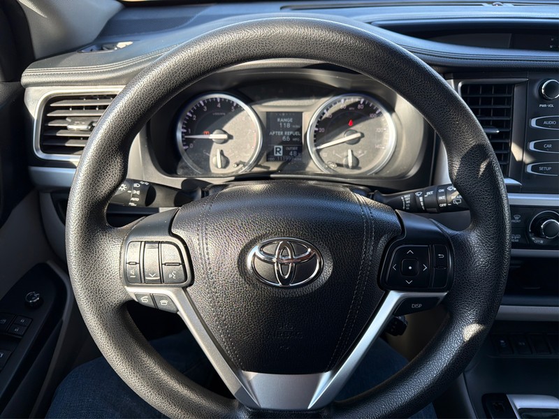 Toyota Highlander Vehicle Full-screen Gallery Image 14