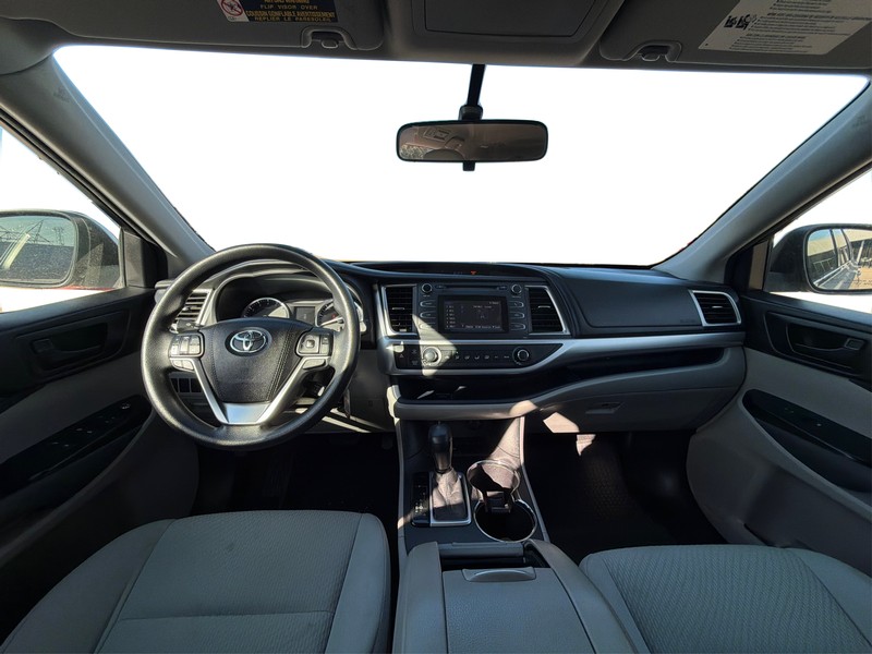 Toyota Highlander Vehicle Full-screen Gallery Image 16