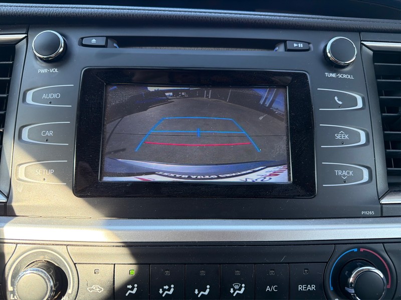 Toyota Highlander Vehicle Full-screen Gallery Image 17