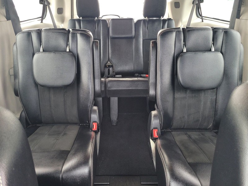 Dodge Grand Caravan Vehicle Full-screen Gallery Image 12