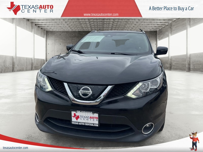 Nissan Rogue Sport Vehicle Full-screen Gallery Image 03