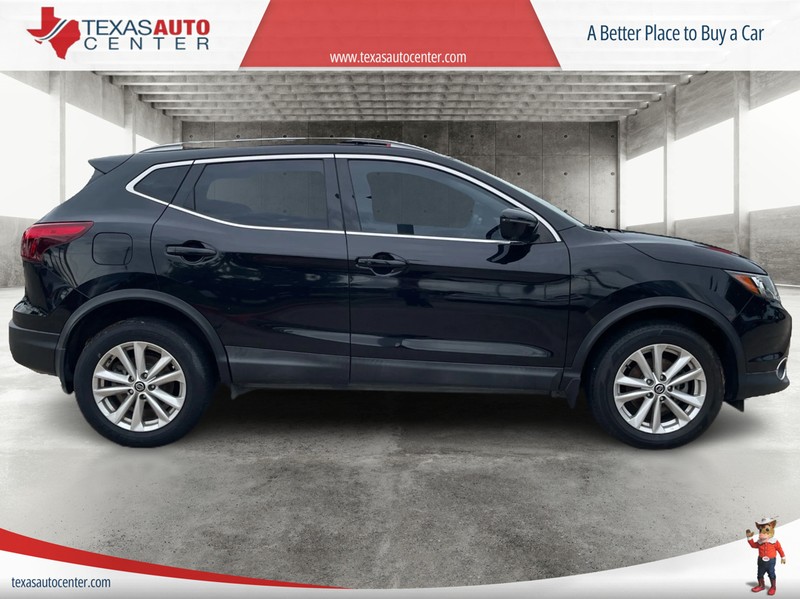 Nissan Rogue Sport Vehicle Full-screen Gallery Image 04