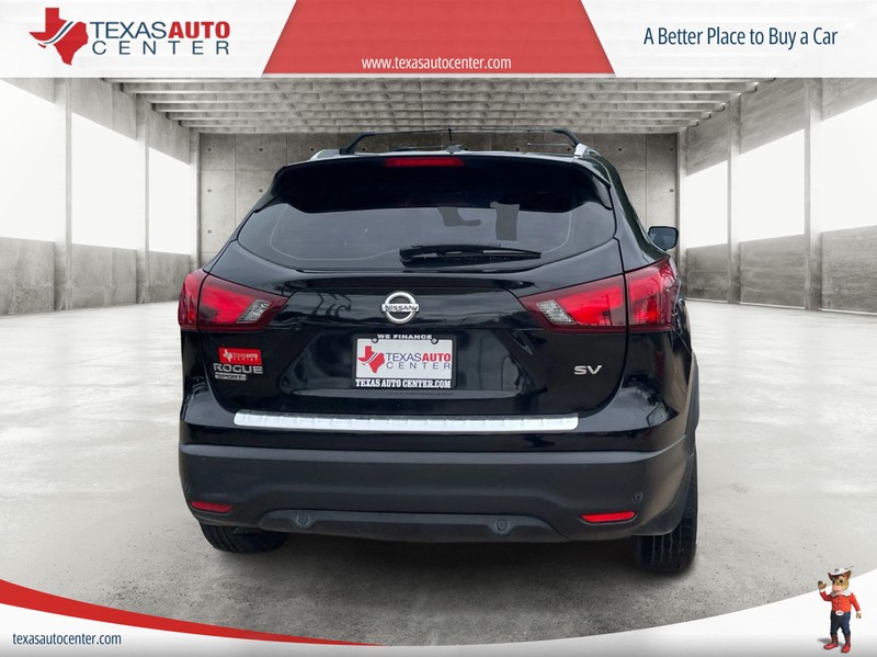 Nissan Rogue Sport Vehicle Full-screen Gallery Image 05