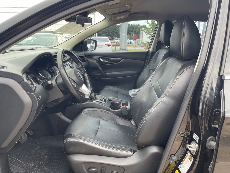 Nissan Rogue Sport Vehicle Full-screen Gallery Image 08