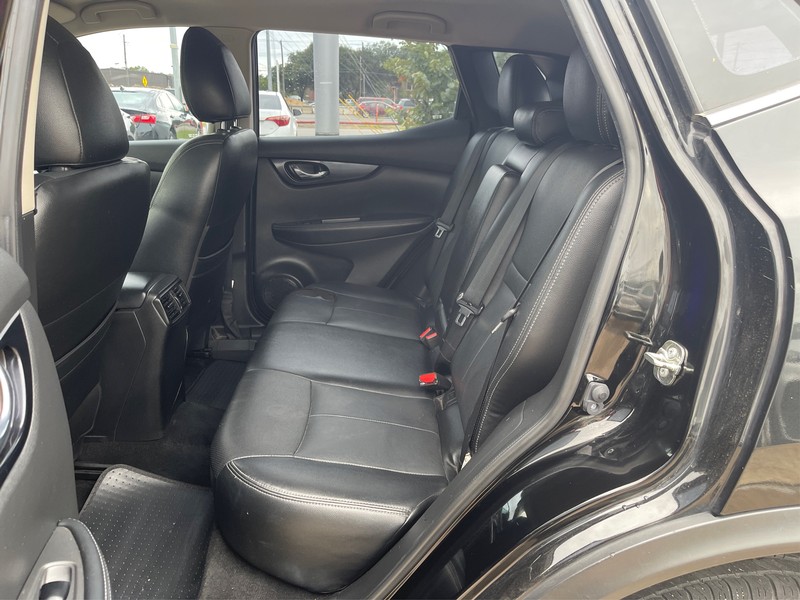 Nissan Rogue Sport Vehicle Full-screen Gallery Image 09