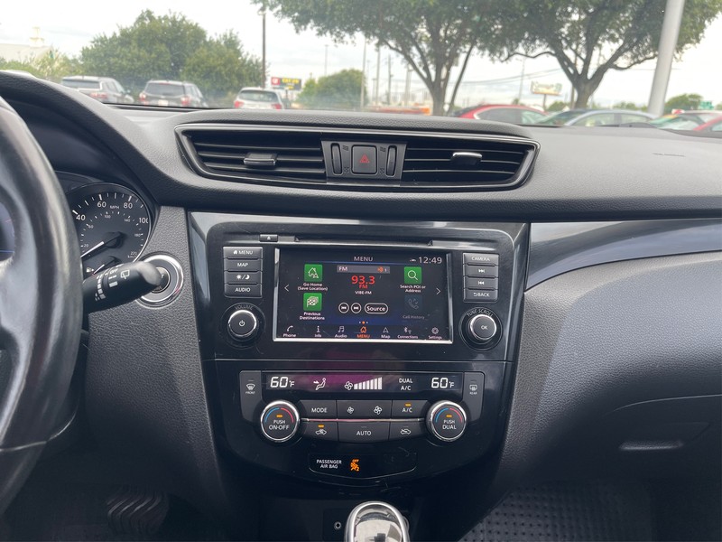 Nissan Rogue Sport Vehicle Full-screen Gallery Image 11