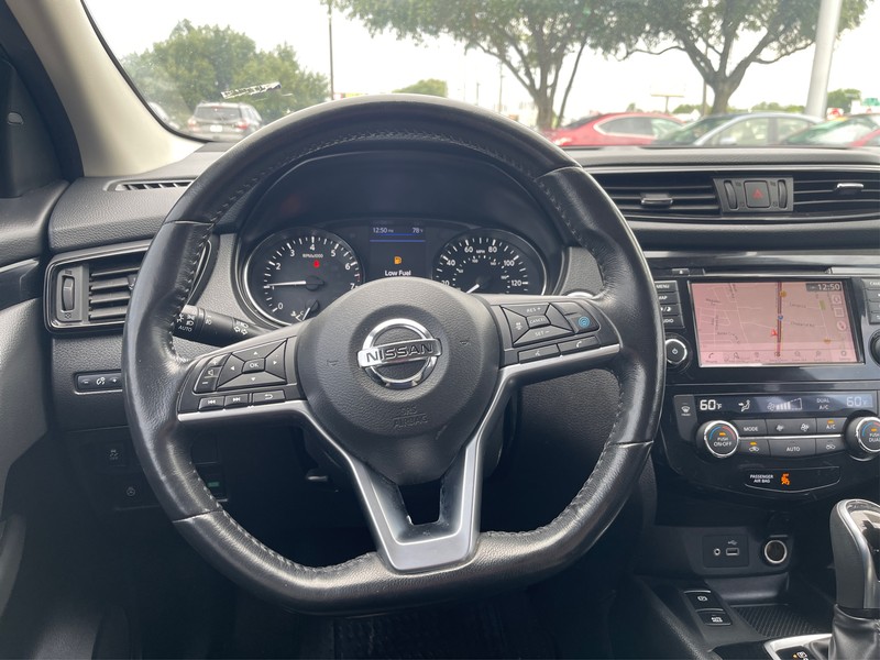 Nissan Rogue Sport Vehicle Full-screen Gallery Image 13