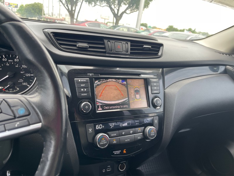 Nissan Rogue Sport Vehicle Full-screen Gallery Image 17