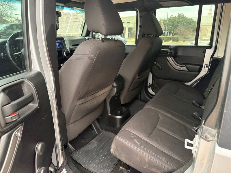 Jeep Wrangler Unlimited Vehicle Full-screen Gallery Image 10