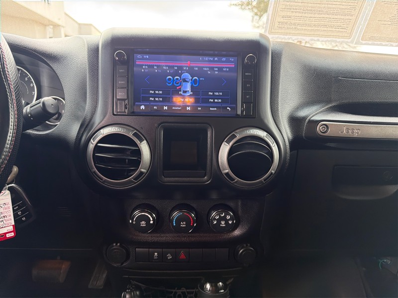 Jeep Wrangler Unlimited Vehicle Full-screen Gallery Image 12