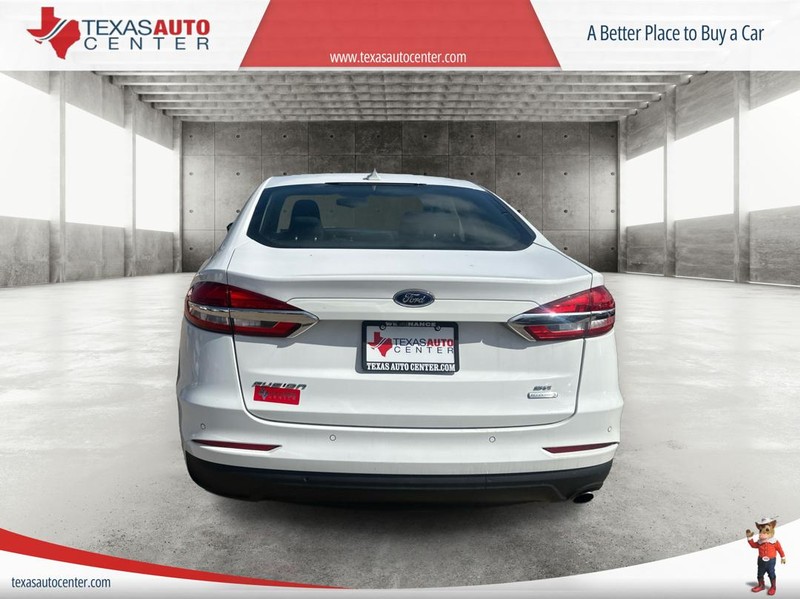 Ford Fusion Vehicle Full-screen Gallery Image 5