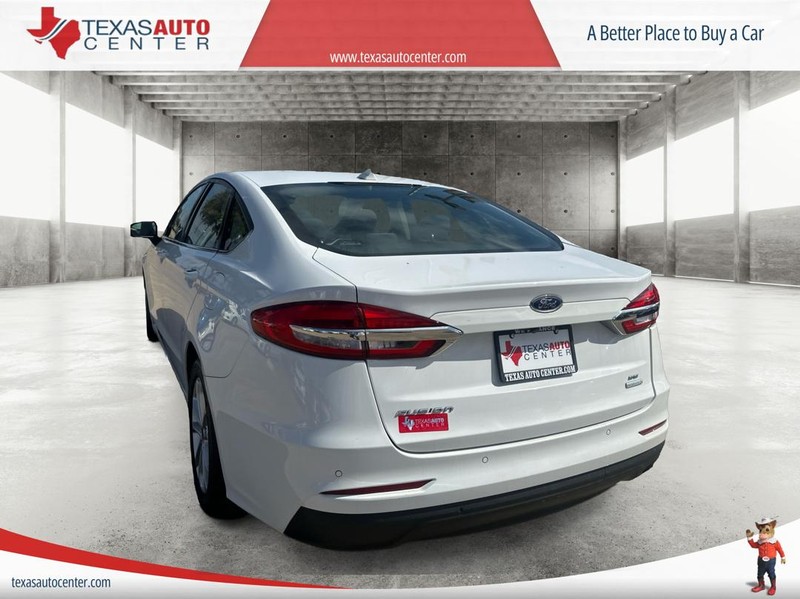 Ford Fusion Vehicle Full-screen Gallery Image 7