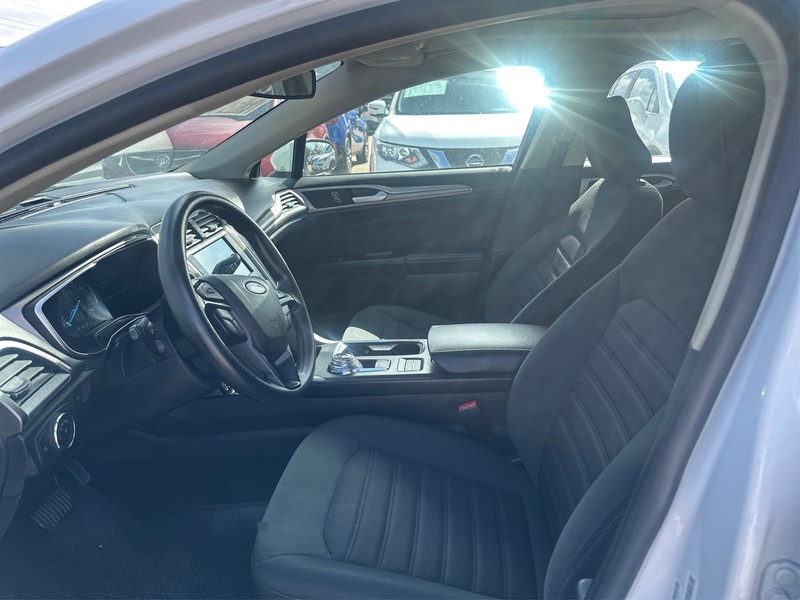 Ford Fusion Vehicle Full-screen Gallery Image 8