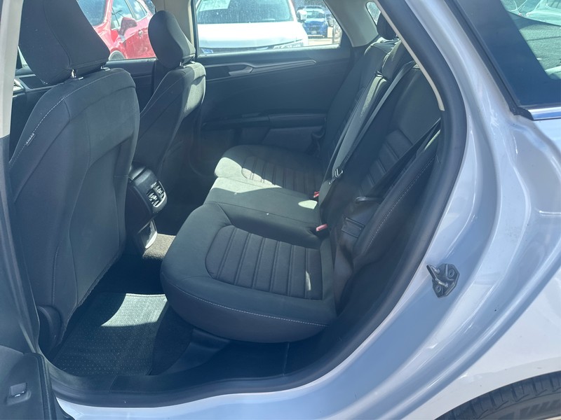 Ford Fusion Vehicle Full-screen Gallery Image 9