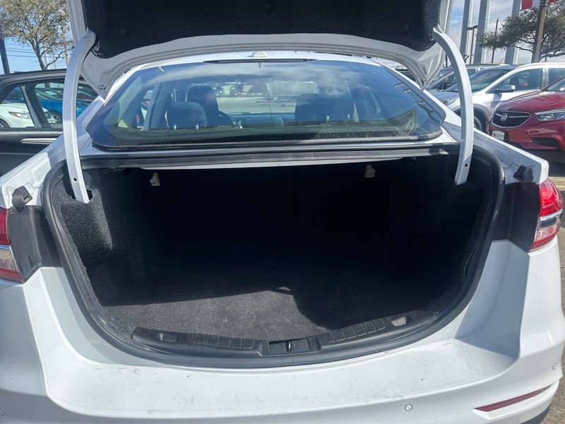 Ford Fusion Vehicle Full-screen Gallery Image 10