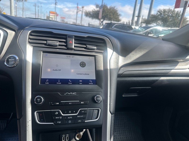 Ford Fusion Vehicle Full-screen Gallery Image 11