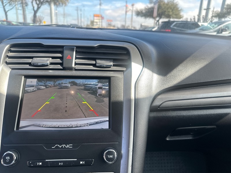 Ford Fusion Vehicle Full-screen Gallery Image 16