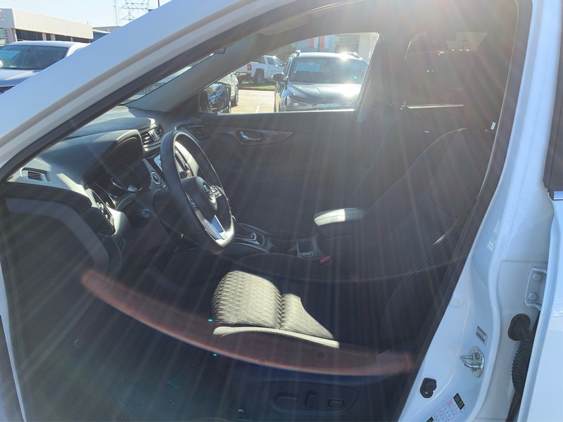 Nissan Rogue Vehicle Full-screen Gallery Image 9