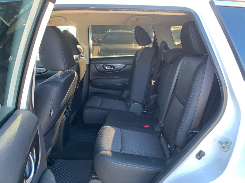 Nissan Rogue Vehicle Full-screen Gallery Image 10