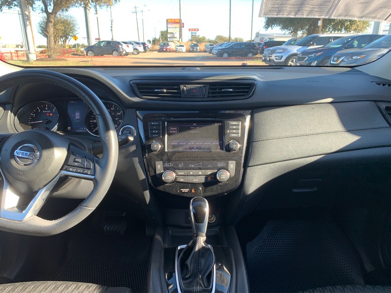 Nissan Rogue Vehicle Full-screen Gallery Image 11