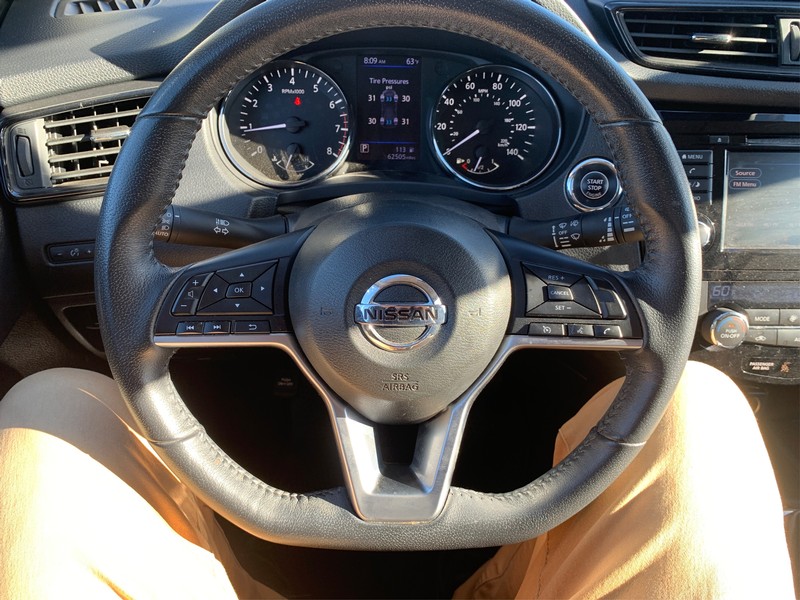 Nissan Rogue Vehicle Full-screen Gallery Image 13