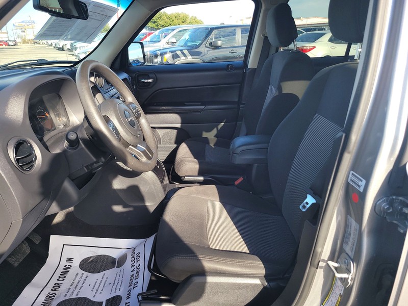 Jeep Patriot Vehicle Full-screen Gallery Image 09