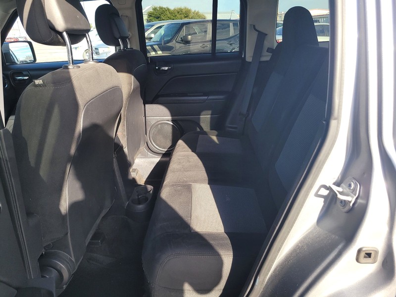 Jeep Patriot Vehicle Full-screen Gallery Image 10