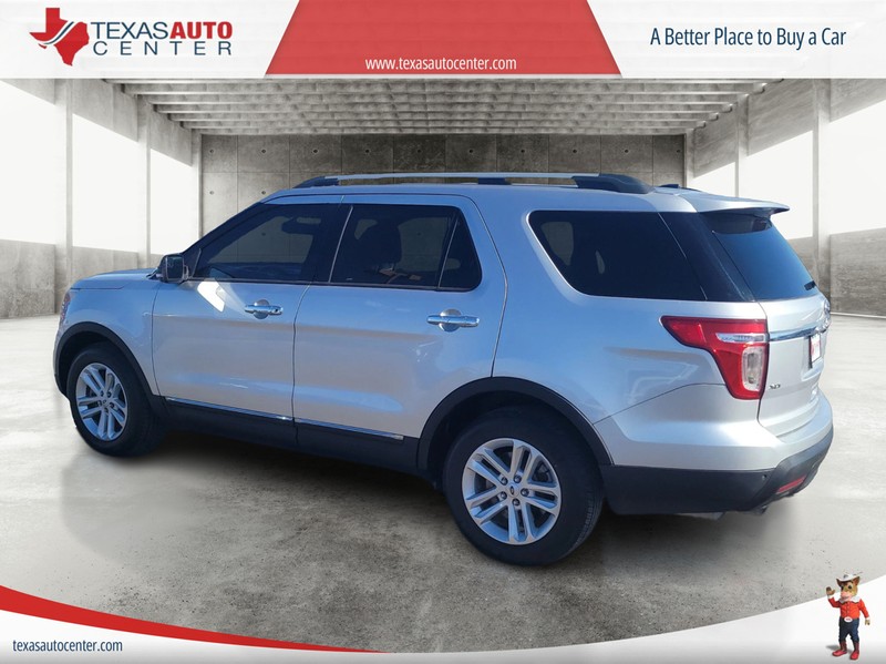 Ford Explorer Vehicle Full-screen Gallery Image 2