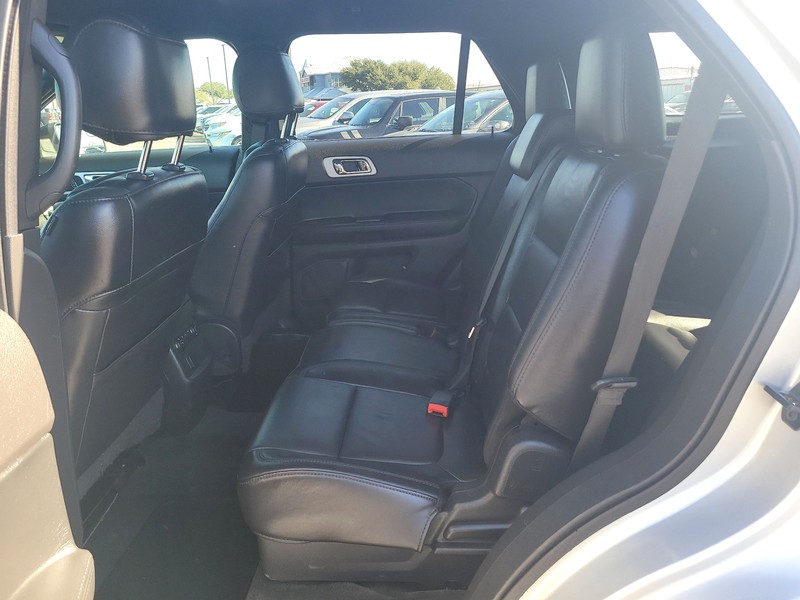 Ford Explorer Vehicle Full-screen Gallery Image 10