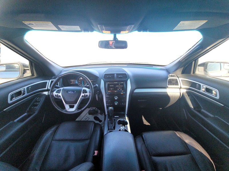 Ford Explorer Vehicle Full-screen Gallery Image 15