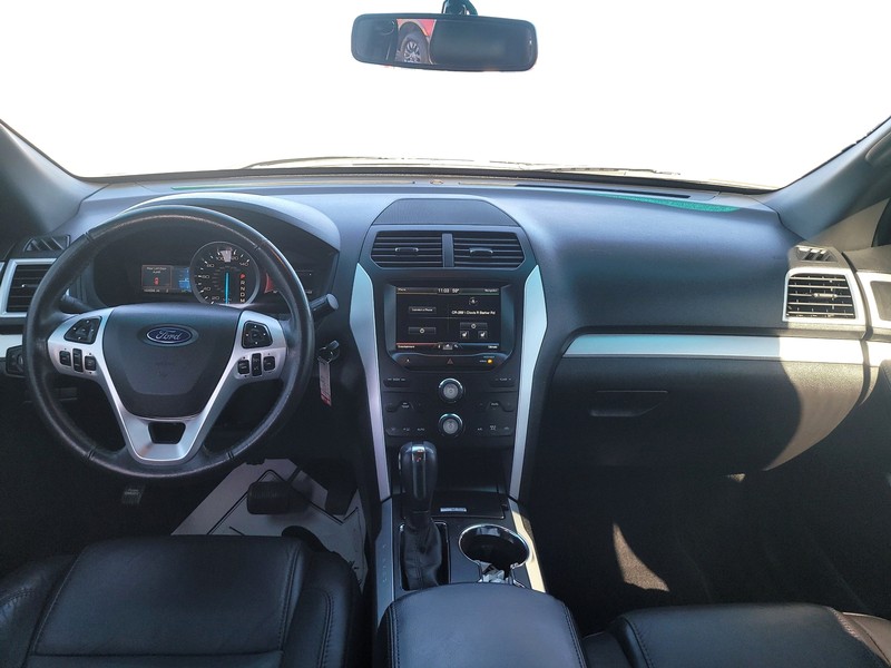 Ford Explorer Vehicle Full-screen Gallery Image 16