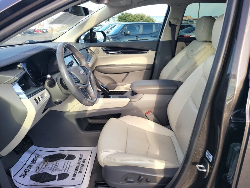 Cadillac XT5 Vehicle Full-screen Gallery Image 09