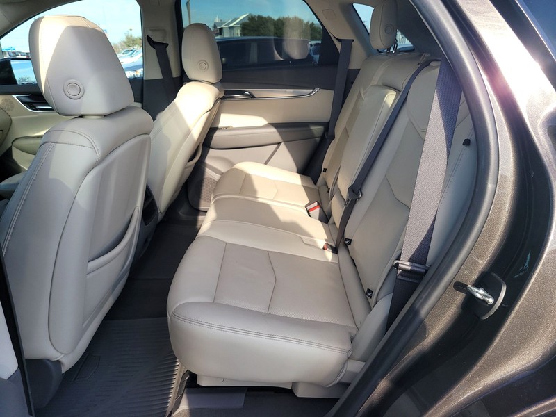 Cadillac XT5 Vehicle Full-screen Gallery Image 10