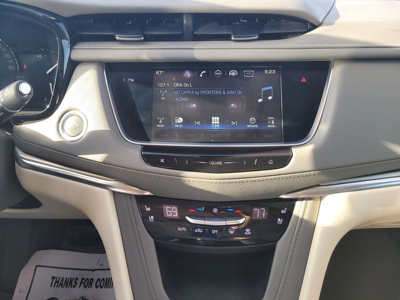 Cadillac XT5 Vehicle Full-screen Gallery Image 12