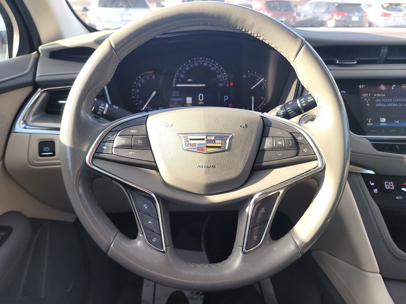 Cadillac XT5 Vehicle Full-screen Gallery Image 14
