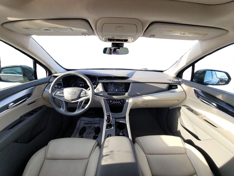 Cadillac XT5 Vehicle Full-screen Gallery Image 15