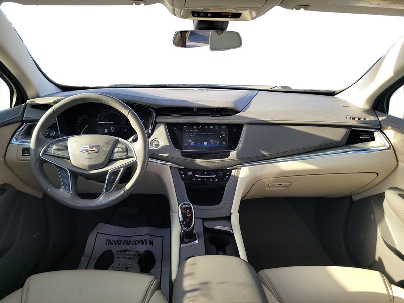 Cadillac XT5 Vehicle Full-screen Gallery Image 16