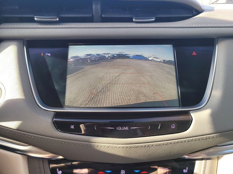 Cadillac XT5 Vehicle Full-screen Gallery Image 17