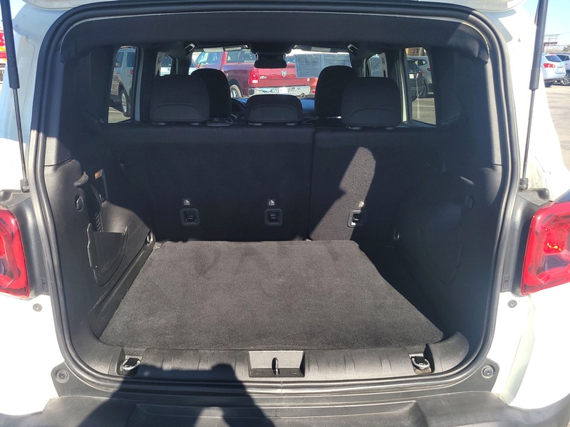 Jeep Renegade Vehicle Full-screen Gallery Image 11