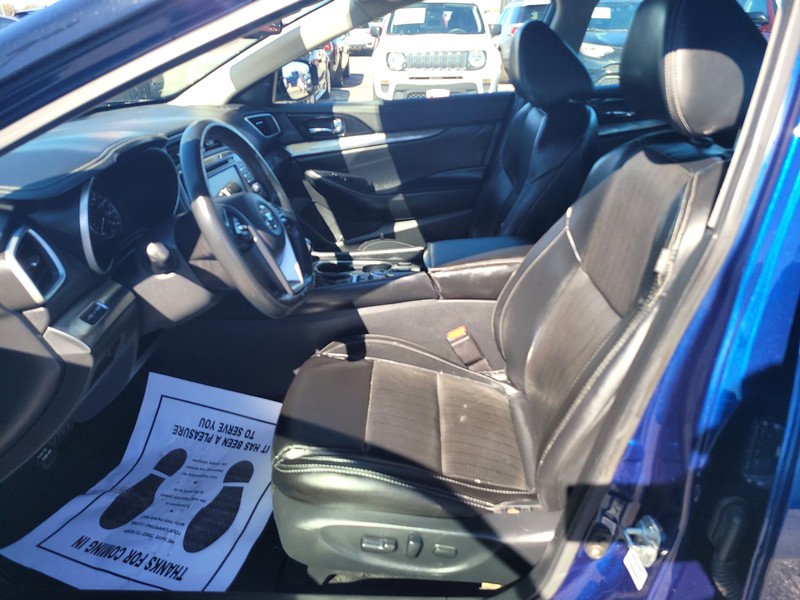 Nissan Maxima Vehicle Full-screen Gallery Image 9